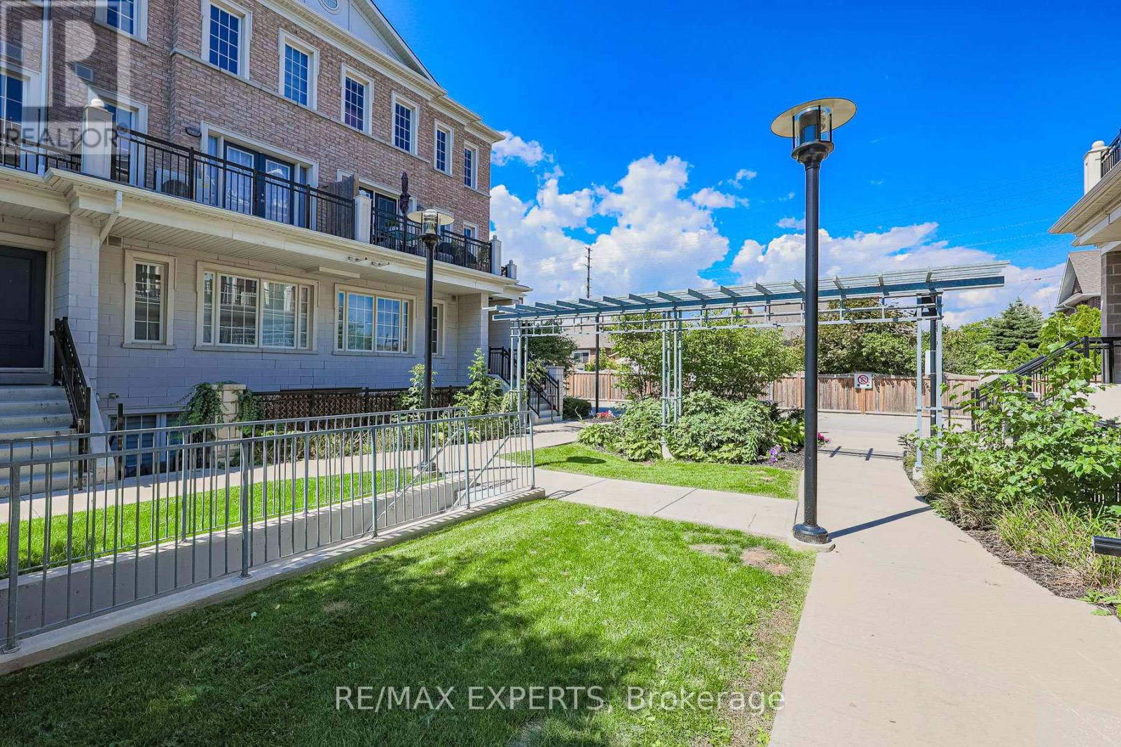 Property at B11 - 26 BRUCE STREET W image 5