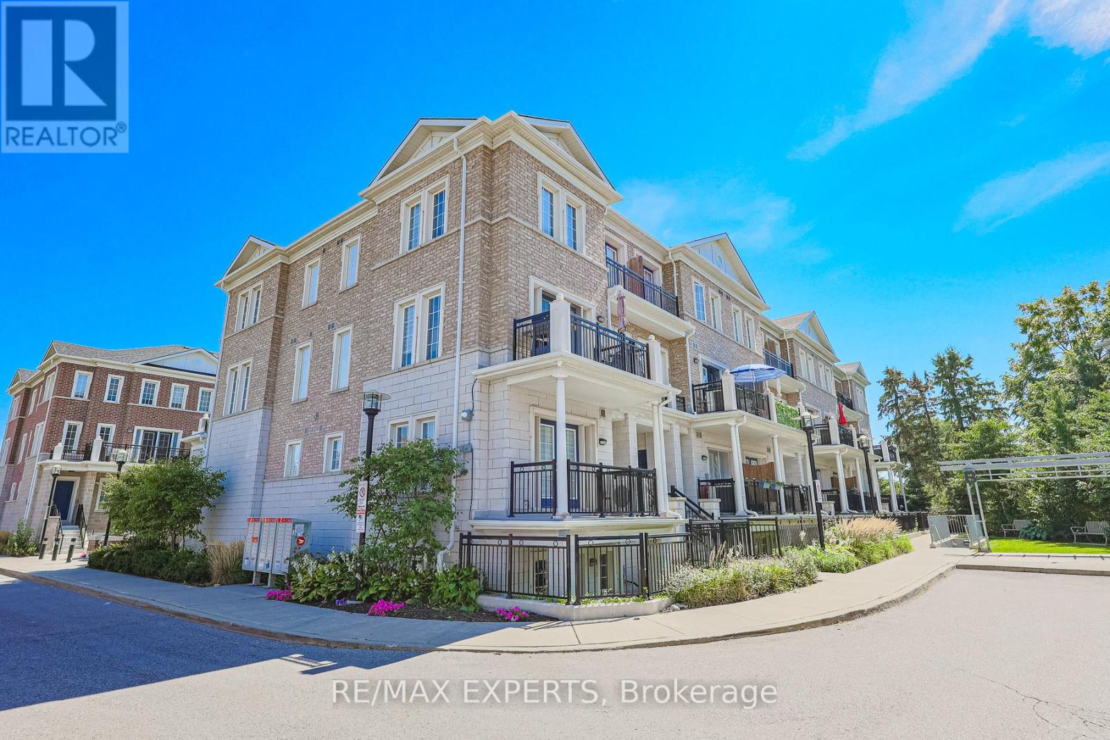Property at B11 - 26 BRUCE STREET W image 3