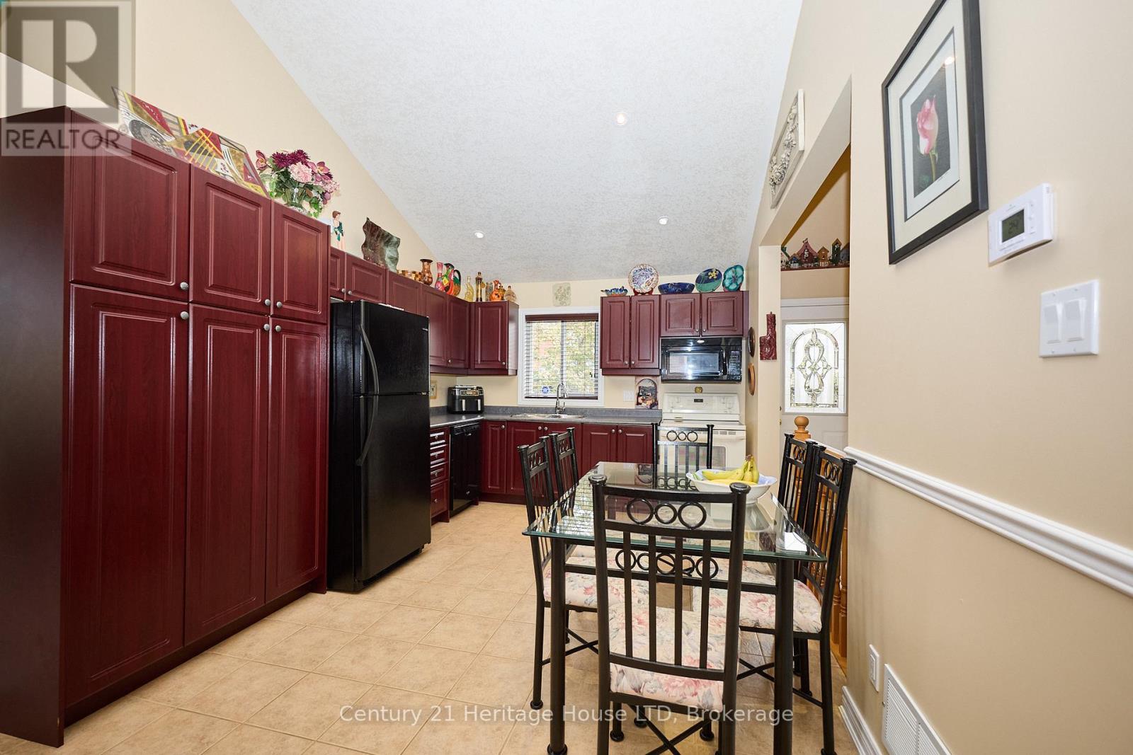 222 Dorchester Drive, Grimsby (Grimsby East), Ontario  L3M 5K8 - Photo 12 - X12335197