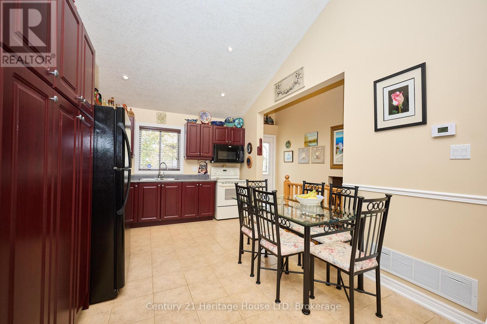 222 Dorchester Drive, Grimsby (Grimsby East), Ontario  L3M 5K8 - Photo 13 - X12335197