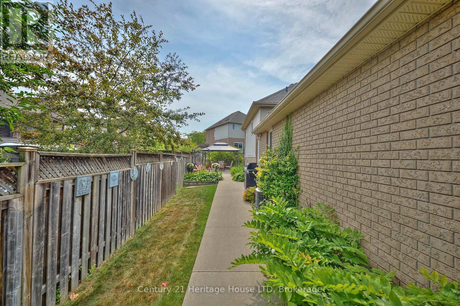 222 Dorchester Drive, Grimsby (Grimsby East), Ontario  L3M 5K8 - Photo 32 - X12335197