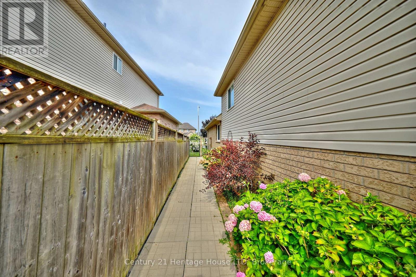 222 Dorchester Drive, Grimsby (Grimsby East), Ontario  L3M 5K8 - Photo 34 - X12335197