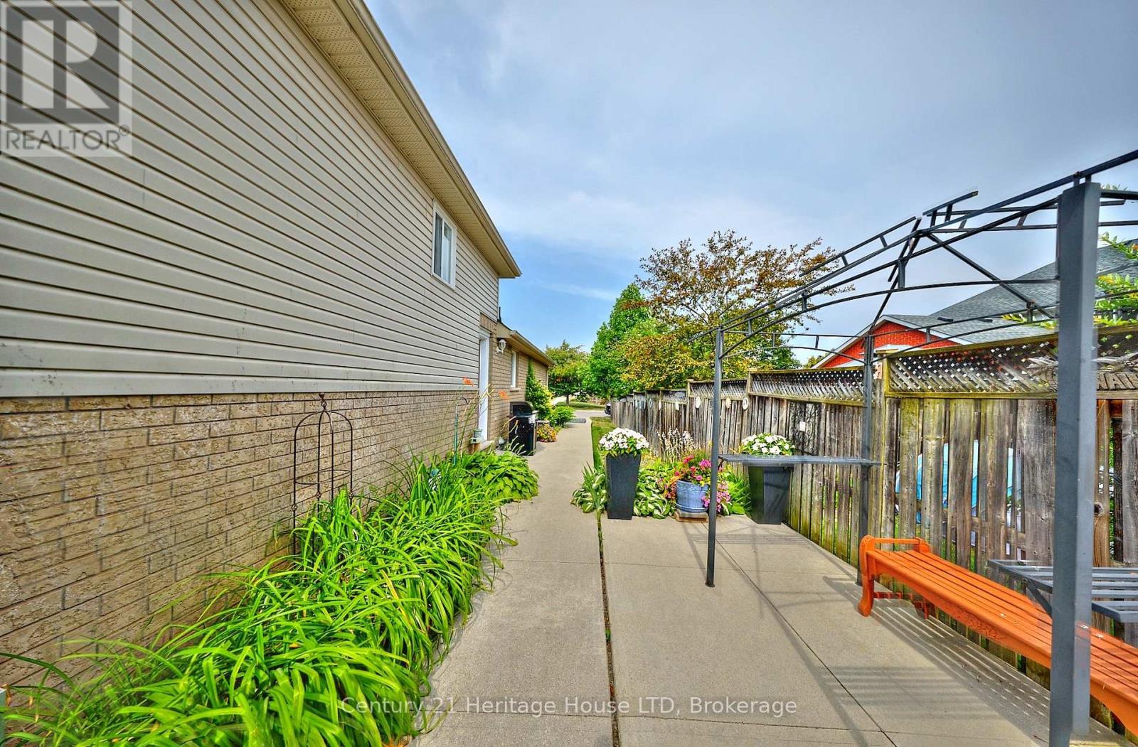 222 Dorchester Drive, Grimsby (Grimsby East), Ontario  L3M 5K8 - Photo 33 - X12335197