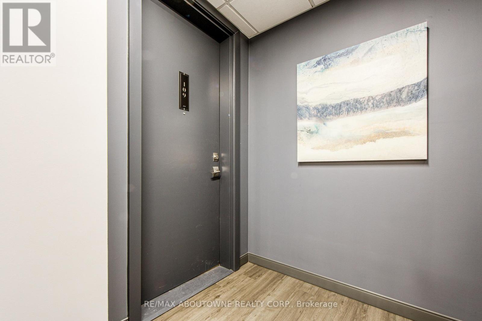 109 - 457 Plains Road E, Burlington (Lasalle), Ontario  L7T 2E2 - Photo 2 - W12385044