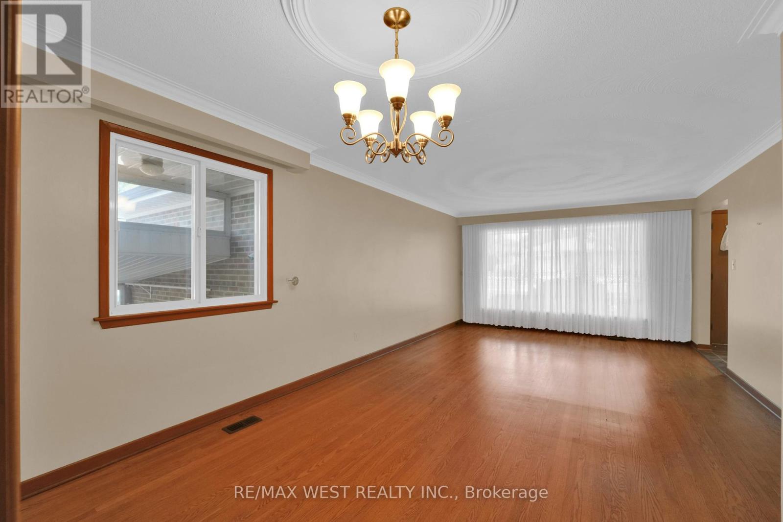 304 La Rose Avenue, Toronto (Willowridge-Martingrove-Richview), Ontario  M9P 1B9 - Photo 11 - W12385051