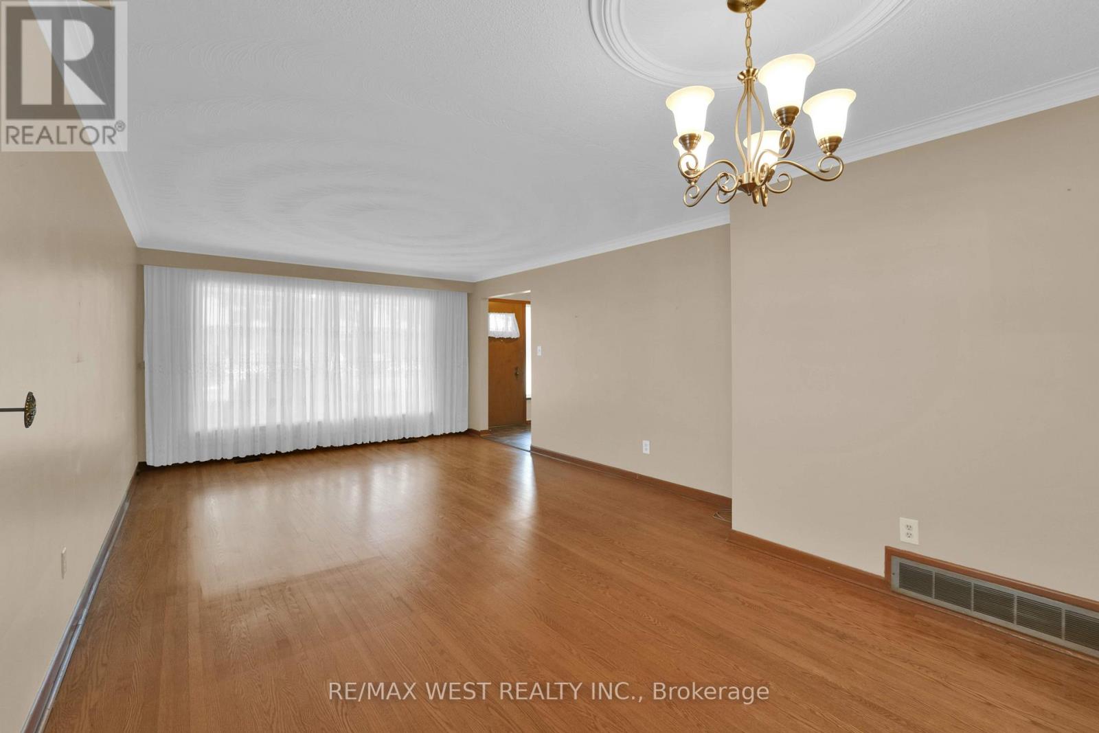 304 La Rose Avenue, Toronto (Willowridge-Martingrove-Richview), Ontario  M9P 1B9 - Photo 12 - W12385051