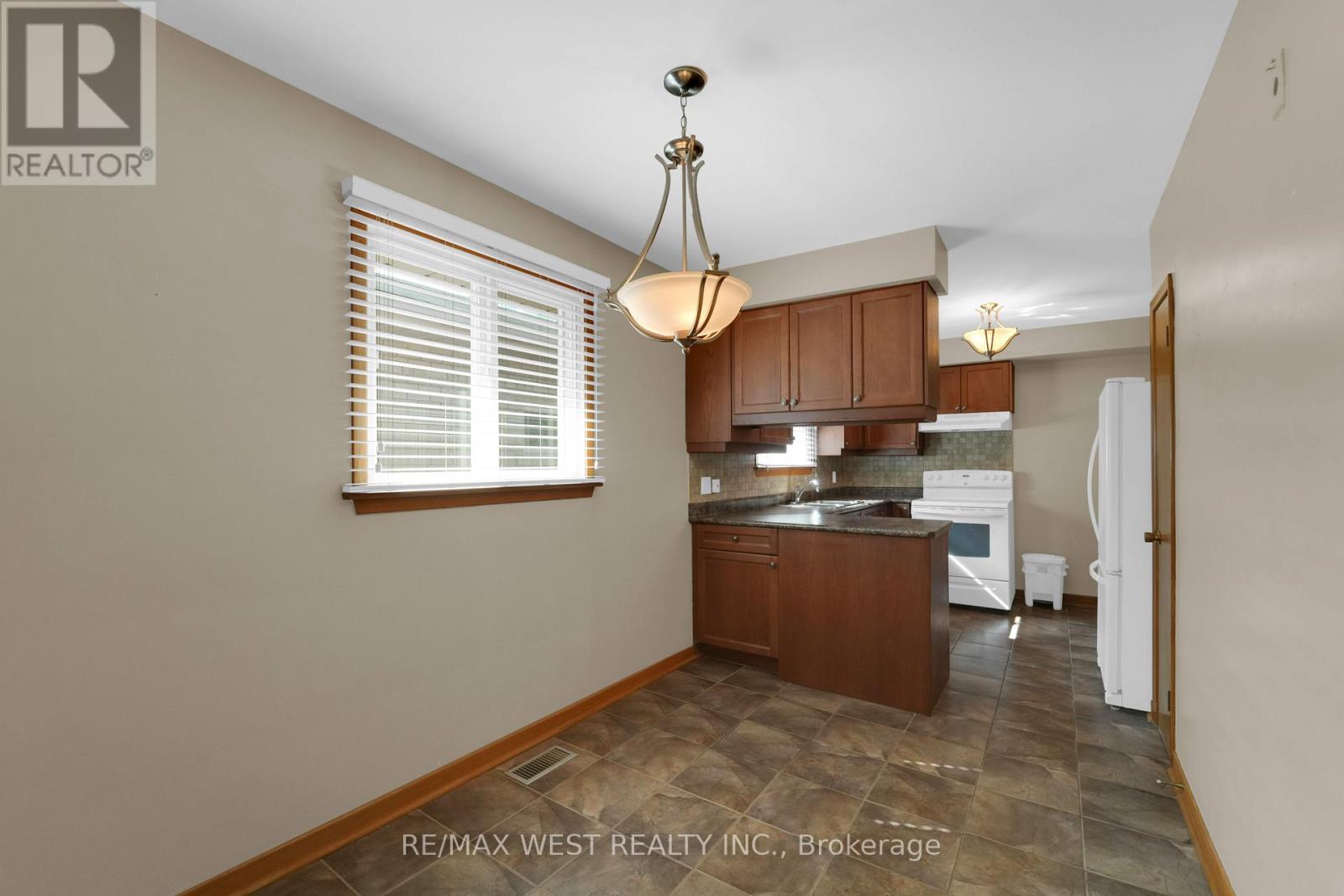 304 La Rose Avenue, Toronto (Willowridge-Martingrove-Richview), Ontario  M9P 1B9 - Photo 15 - W12385051