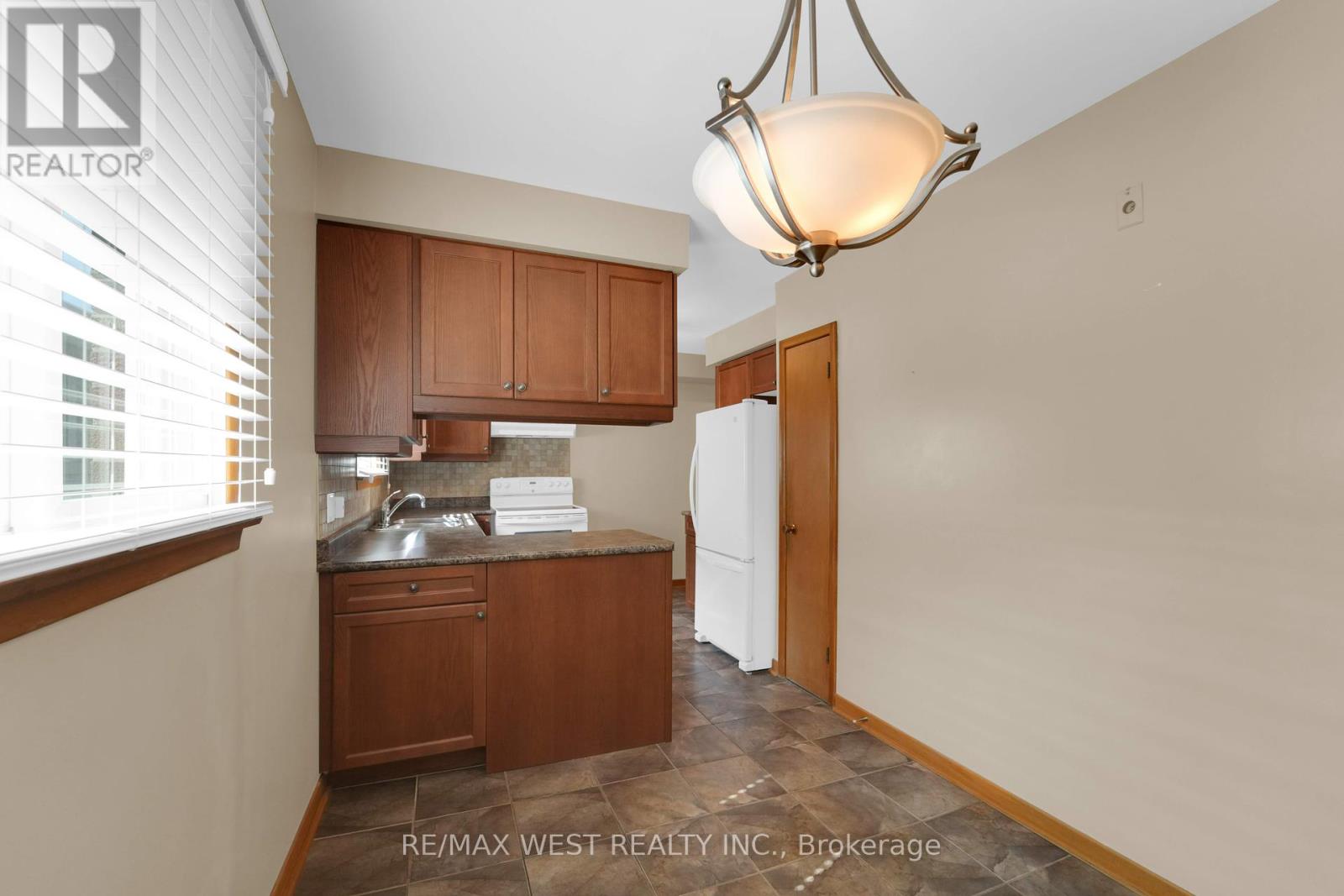 304 La Rose Avenue, Toronto (Willowridge-Martingrove-Richview), Ontario  M9P 1B9 - Photo 16 - W12385051