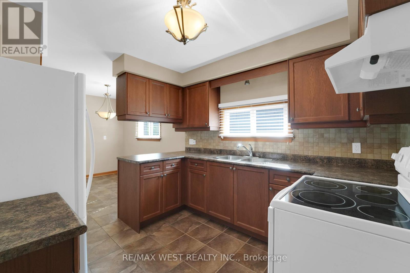 304 La Rose Avenue, Toronto (Willowridge-Martingrove-Richview), Ontario  M9P 1B9 - Photo 19 - W12385051