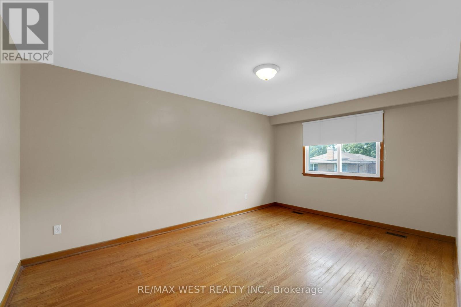 304 La Rose Avenue, Toronto (Willowridge-Martingrove-Richview), Ontario  M9P 1B9 - Photo 20 - W12385051