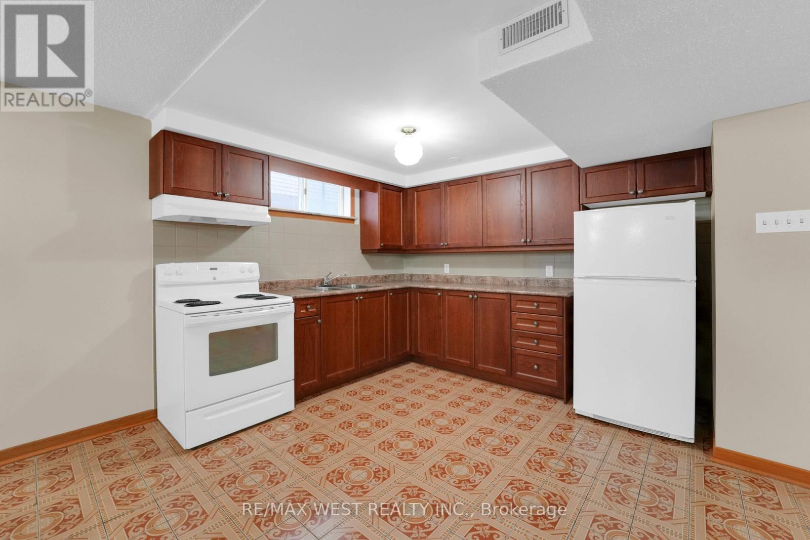 304 La Rose Avenue, Toronto (Willowridge-Martingrove-Richview), Ontario  M9P 1B9 - Photo 32 - W12385051