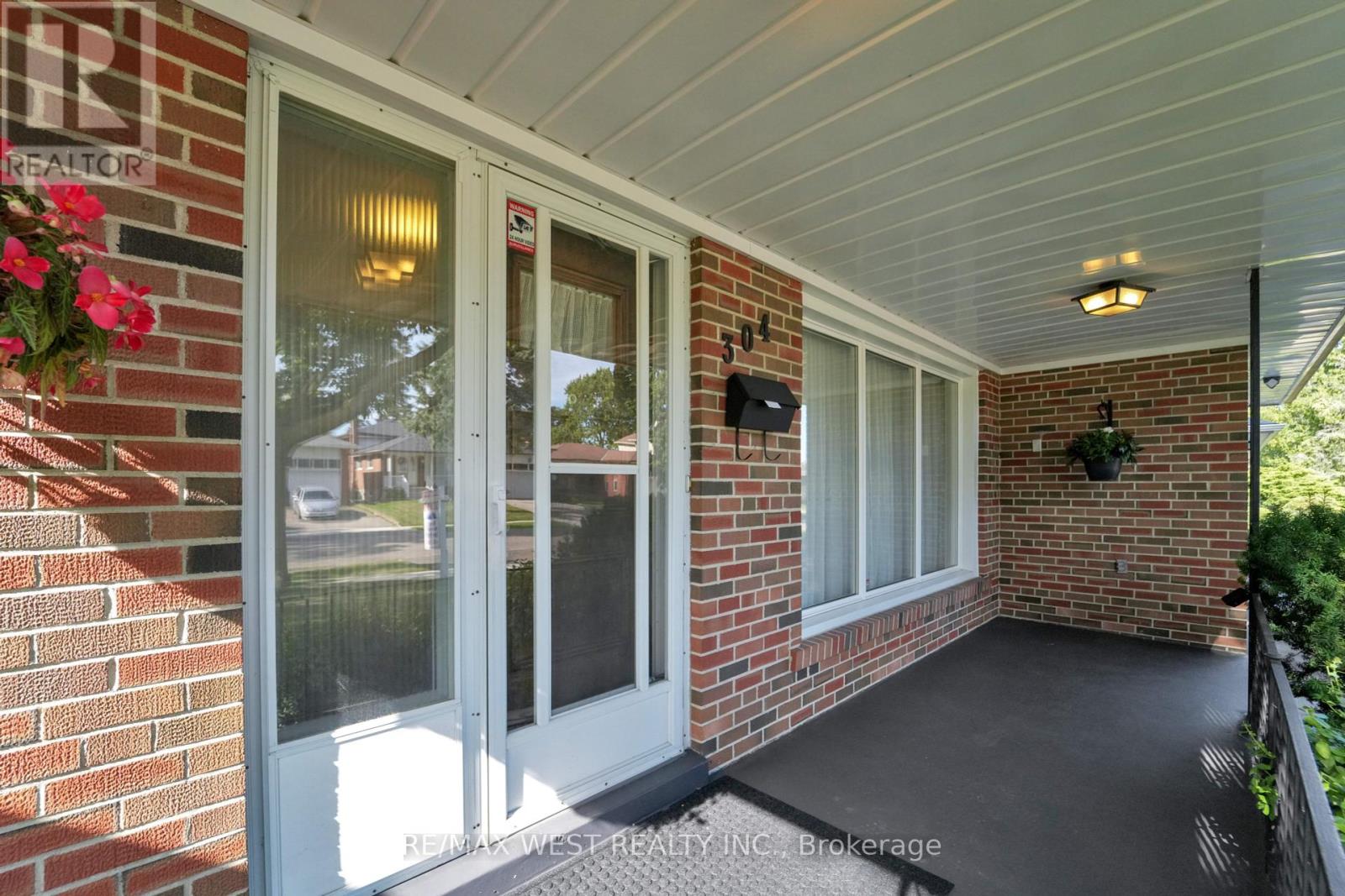 Property at 304 LA ROSE AVENUE image 5