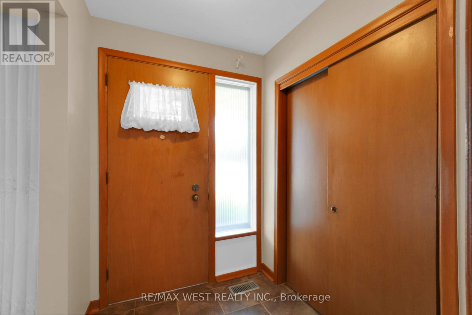 304 La Rose Avenue, Toronto (Willowridge-Martingrove-Richview), Ontario  M9P 1B9 - Photo 7 - W12385051