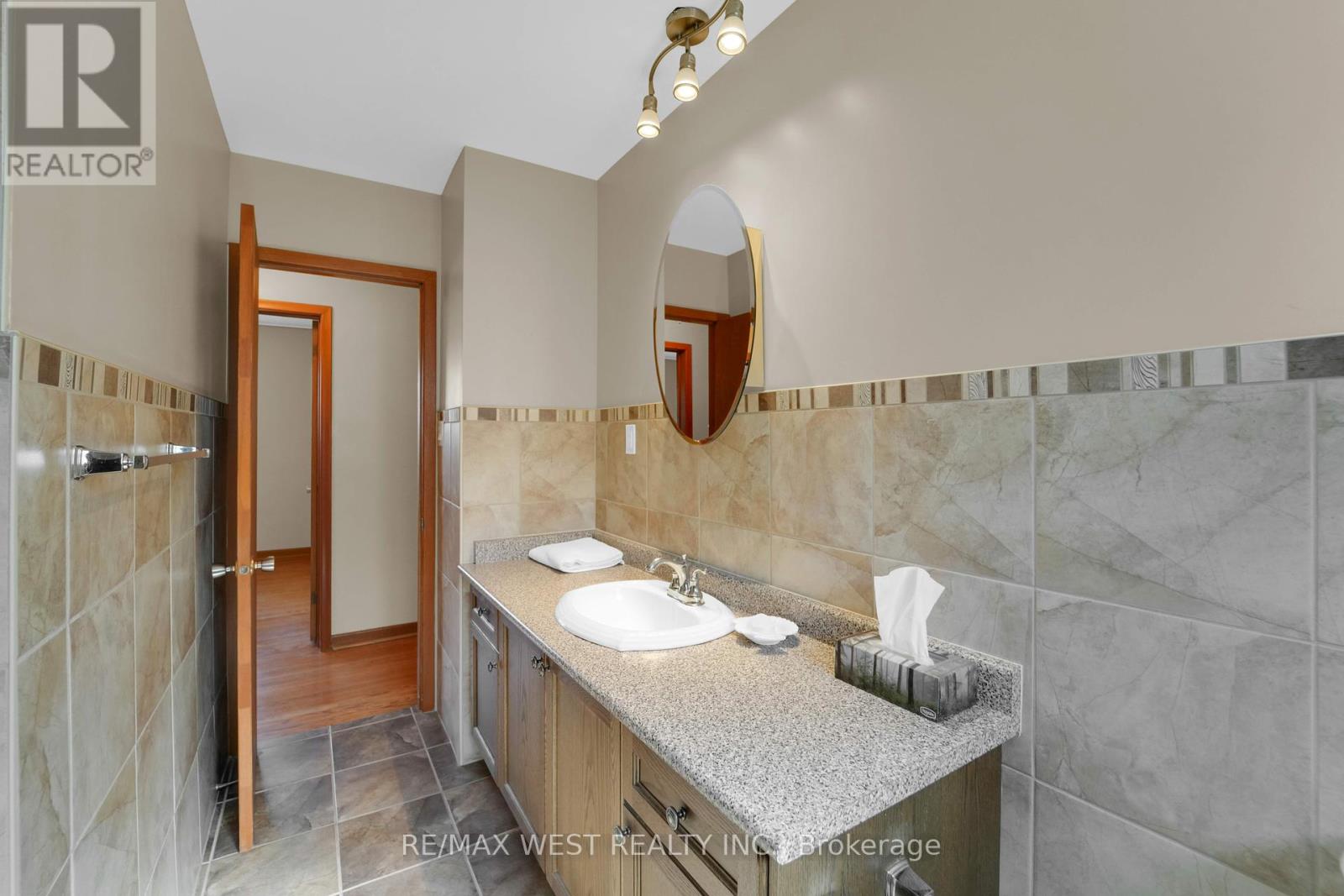 304 La Rose Avenue, Toronto (Willowridge-Martingrove-Richview), Ontario  M9P 1B9 - Photo 8 - W12385051