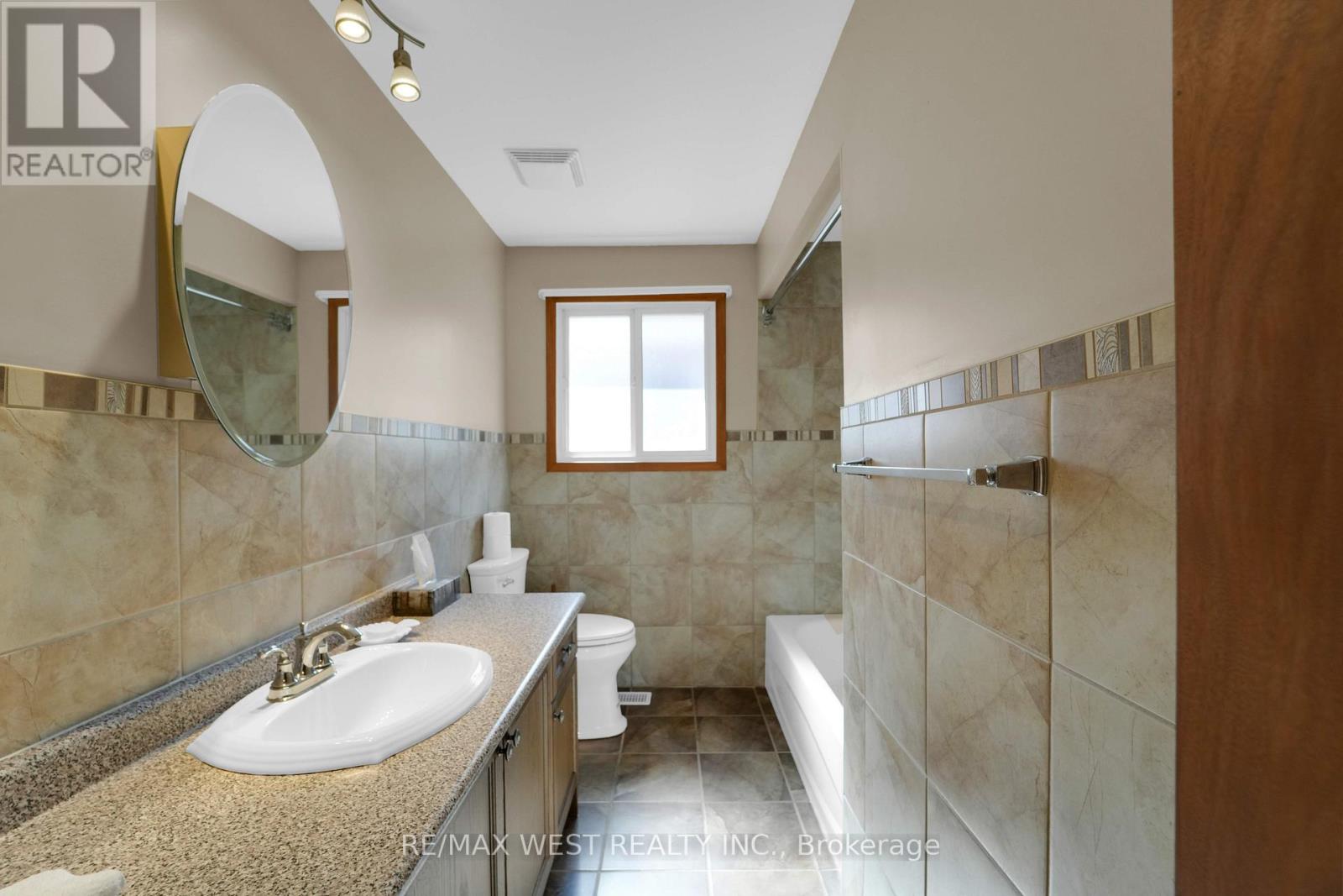 304 La Rose Avenue, Toronto (Willowridge-Martingrove-Richview), Ontario  M9P 1B9 - Photo 9 - W12385051