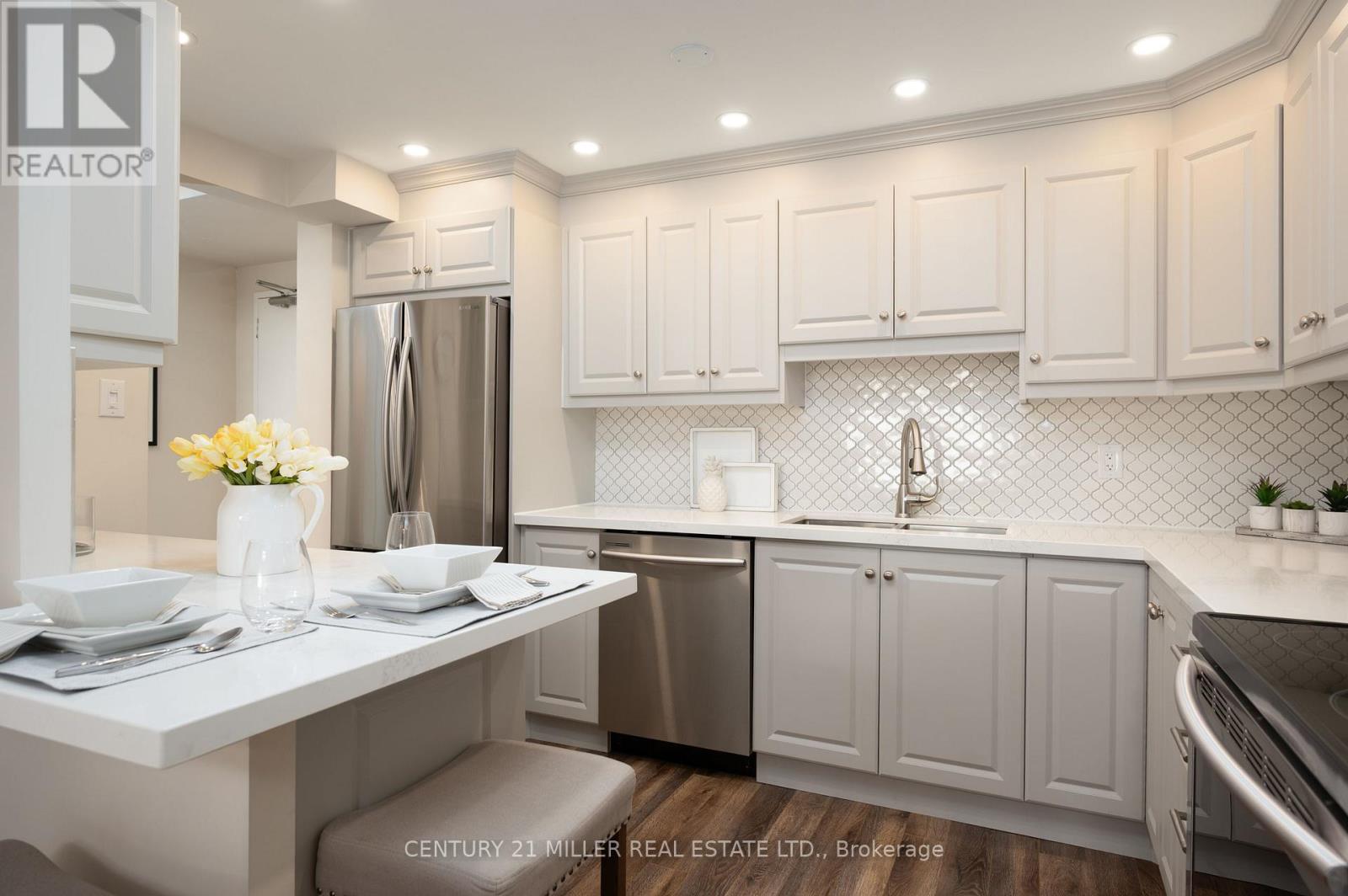 804 - 1359 White Oaks Boulevard, Oakville, Ontario  L6H 2R8 - Photo 4 - W12385059