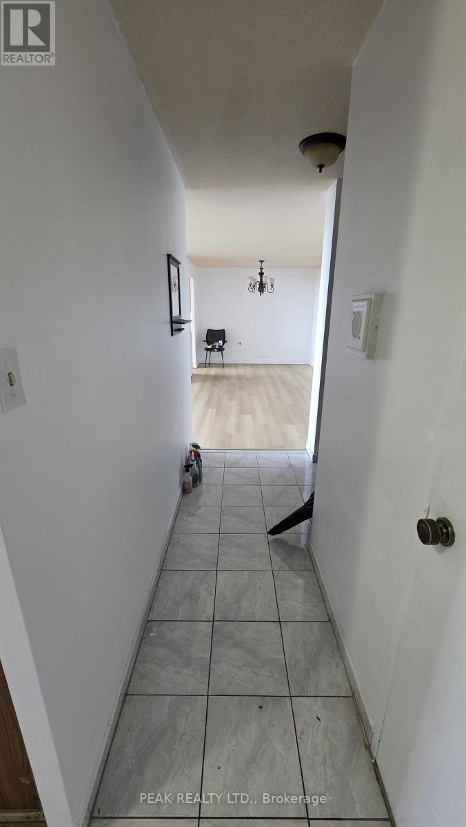 705 - 18 Knightsbridge Road, Brampton, Ontario  L6X 3X5 - Photo 2 - W12385112