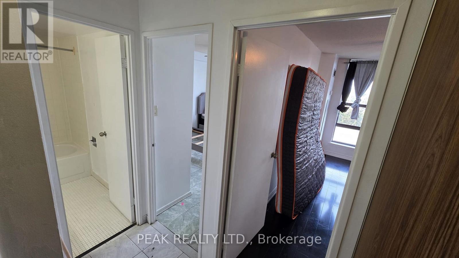 705 - 18 Knightsbridge Road, Brampton, Ontario  L6X 3X5 - Photo 6 - W12385112