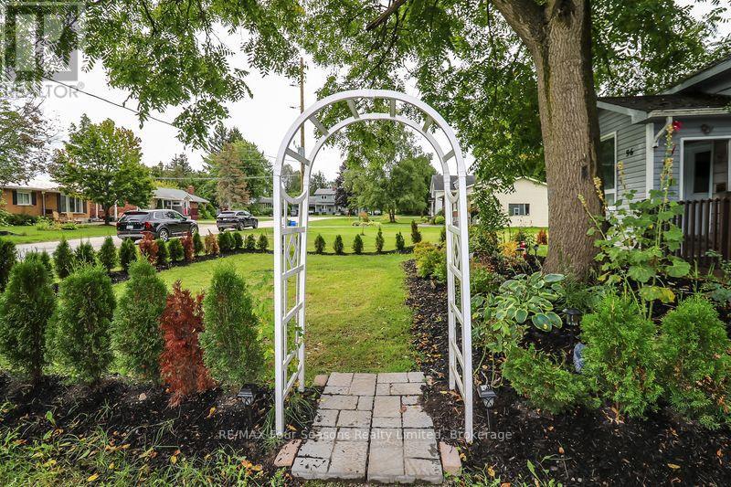 96 Lorne Street, Meaford, Ontario  N4L 1E9 - Photo 5 - X12385310