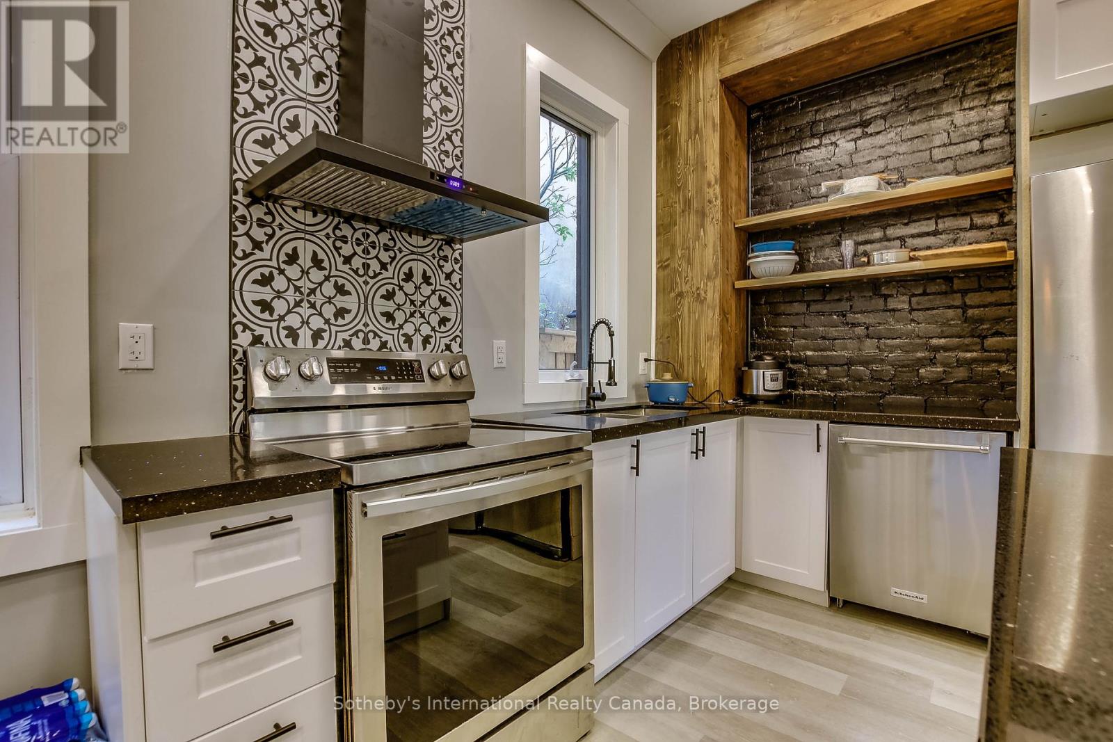 71 Briscoe Street E, London South (South F), Ontario  N6C 1W8 - Photo 2 - X12385385