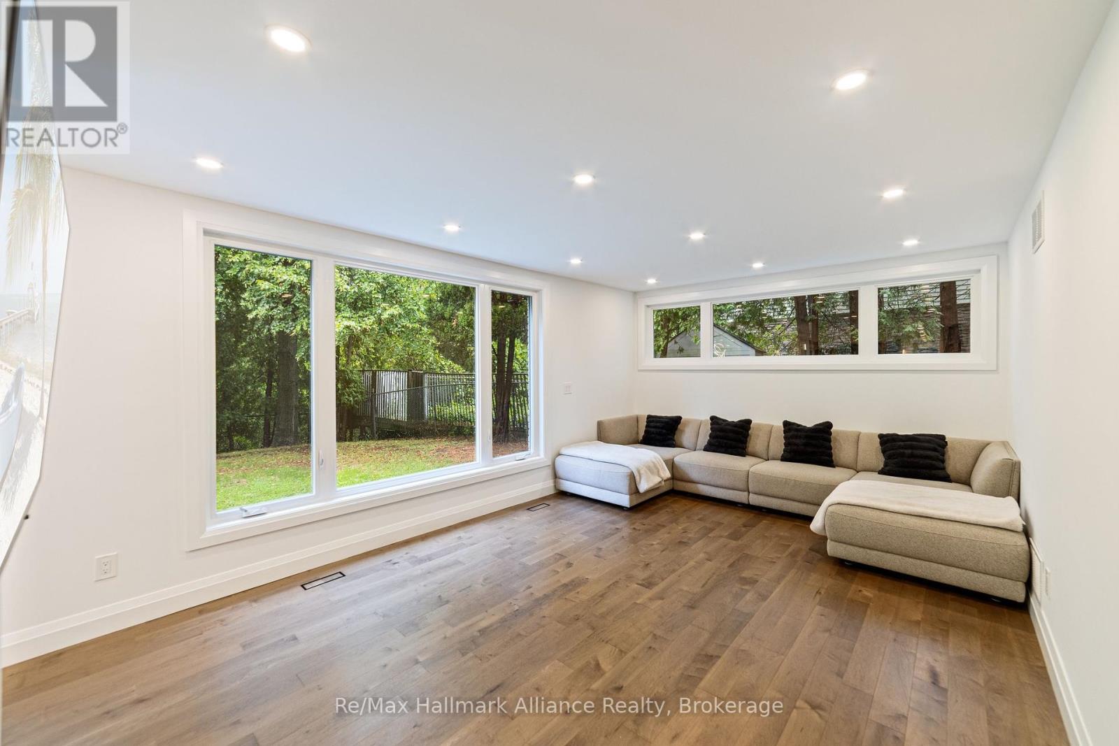 247 Willowridge Court, Oakville, Ontario  L6L 5J1 - Photo 9 - W12385351