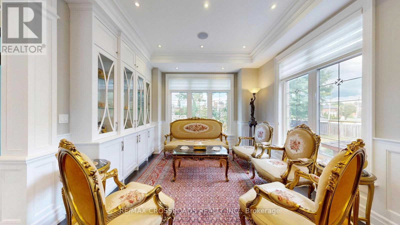Property at 635 ELGIN MILLS ROAD W image 3