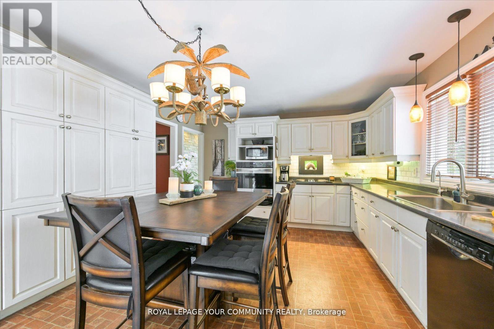 247 Harris Avenue, Richmond Hill, Ontario  L4E 3M3 - Photo 12 - N12385245