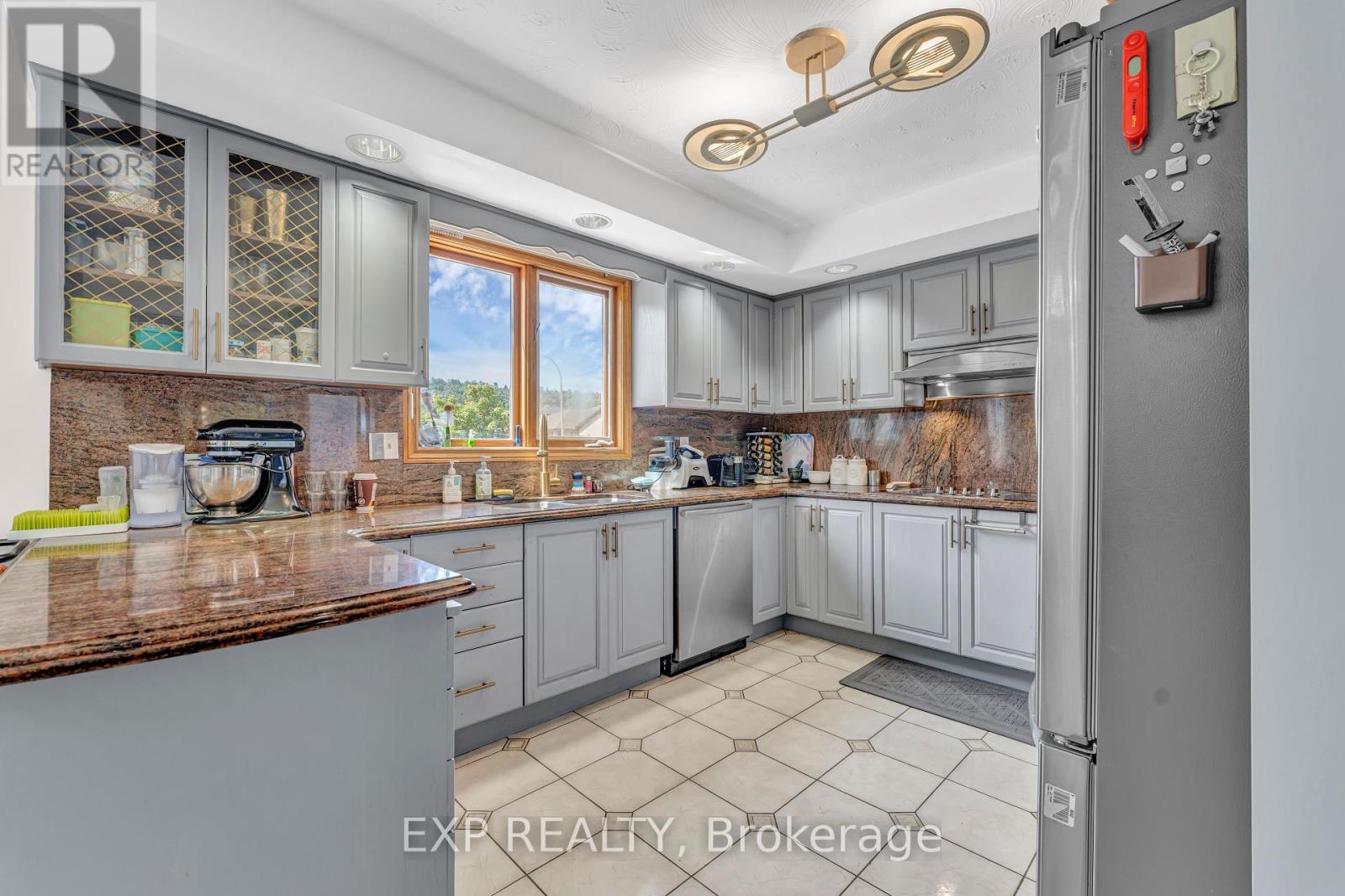 2 Glencrest Avenue, Hamilton, Ontario  L8G 4Y9 - Photo 8 - X12385229
