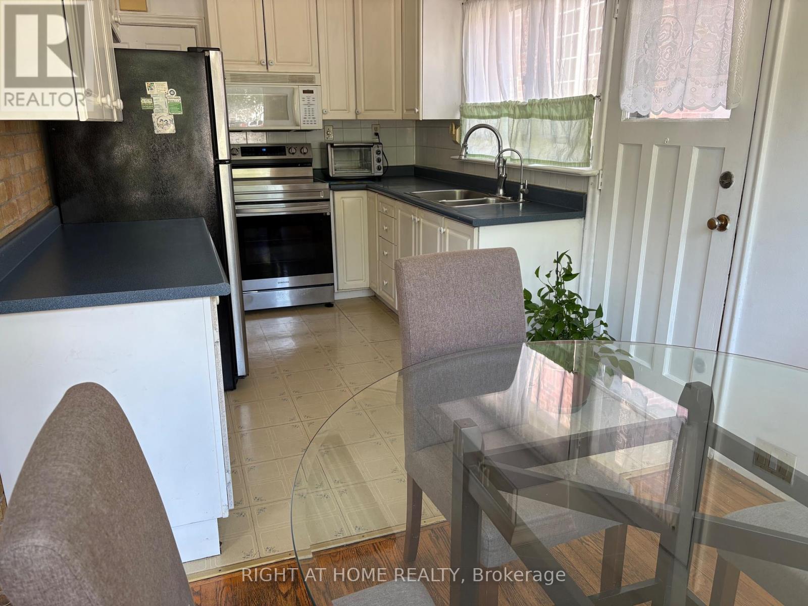 932 Midland Avenue, Toronto, Ontario  M1K 4G3 - Photo 9 - E12385393