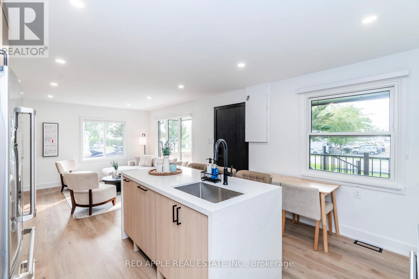 205 Hoyt Avenue, Tay (Victoria Harbour), Ontario  L0K 2A0 - Photo 13 - S12385271