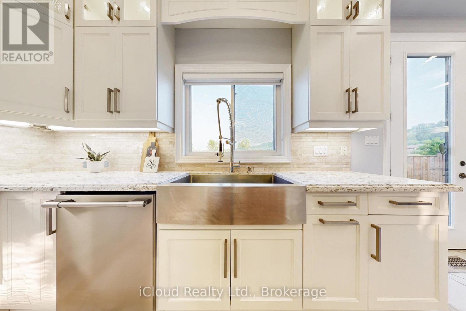 7 Riesling Court, Hamilton, Ontario  L8G 0B4 - Photo 11 - X12385286