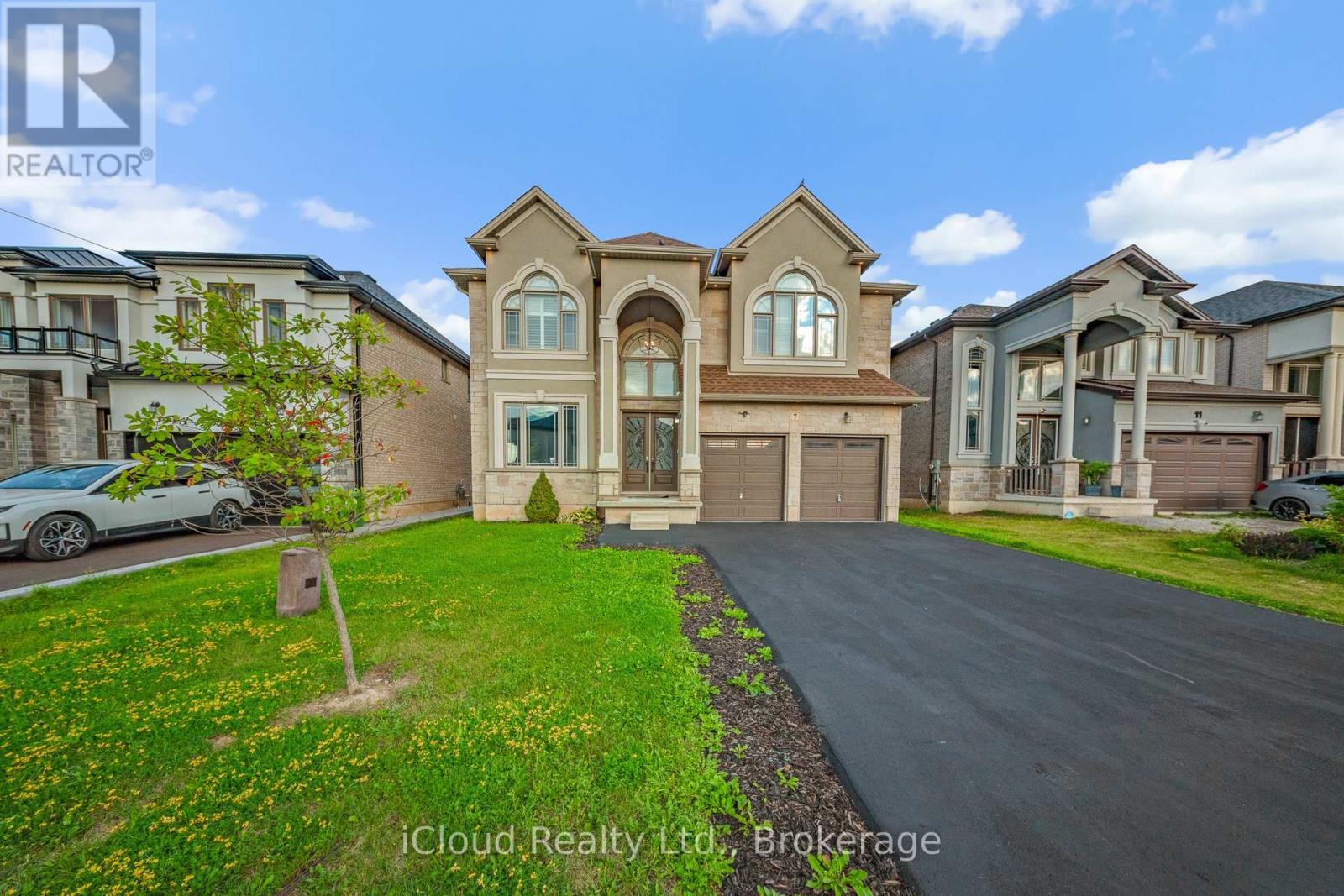 7 Riesling Court, Hamilton, Ontario  L8G 0B4 - Photo 3 - X12385286