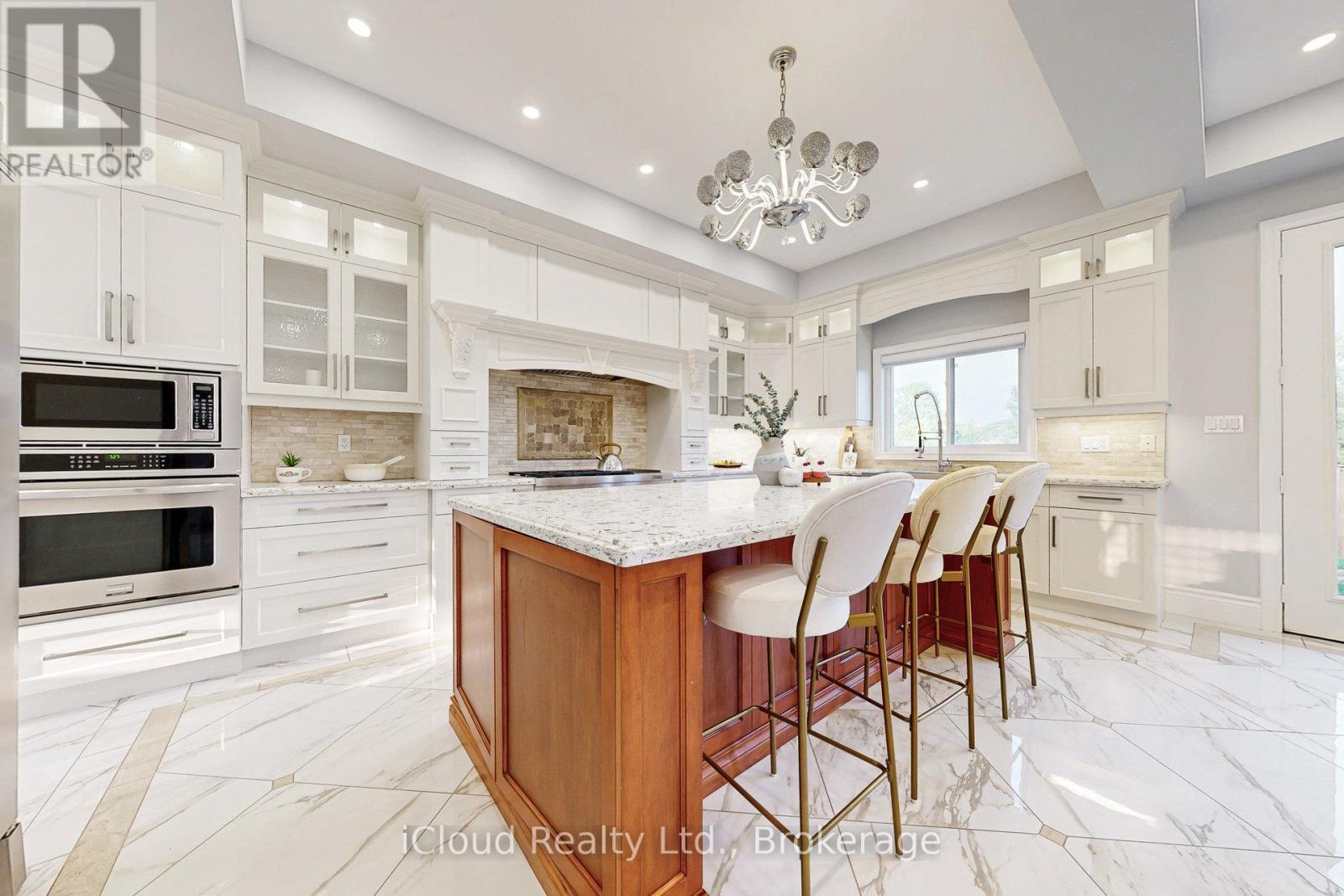 7 Riesling Court, Hamilton, Ontario  L8G 0B4 - Photo 9 - X12385286