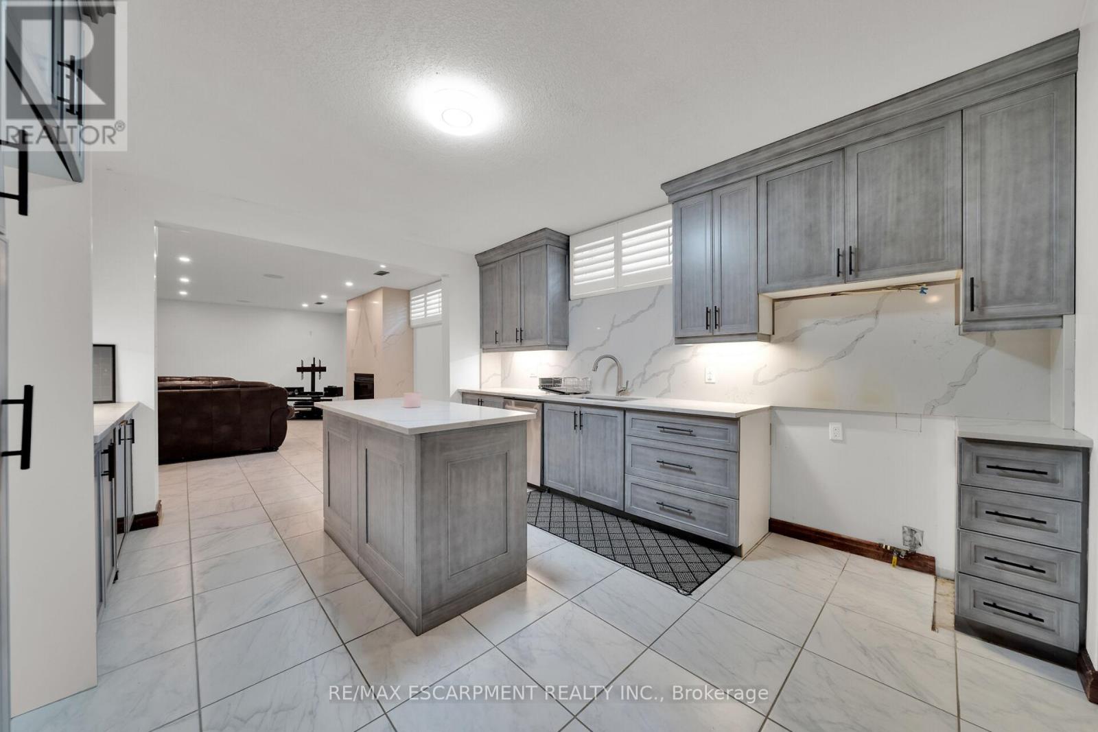 117 Christopher Drive, Hamilton (Kennedy), Ontario  L9B 1G6 - Photo 5 - X12385391