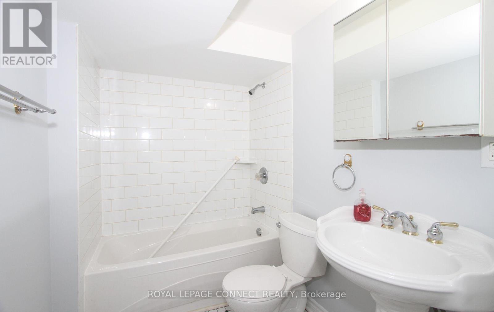 1229a Woodbine (Lower) Avenue, Toronto, Ontario  M4C 4E1 - Photo 6 - E12385435