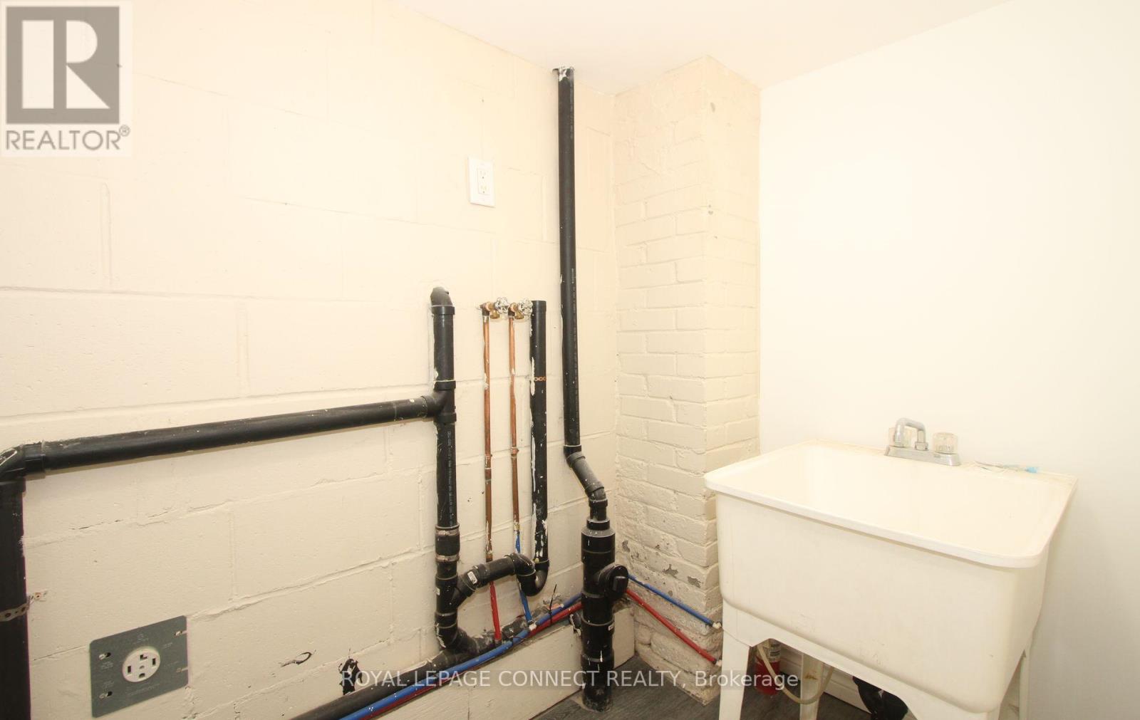 1229a Woodbine (Lower) Avenue, Toronto, Ontario  M4C 4E1 - Photo 7 - E12385435