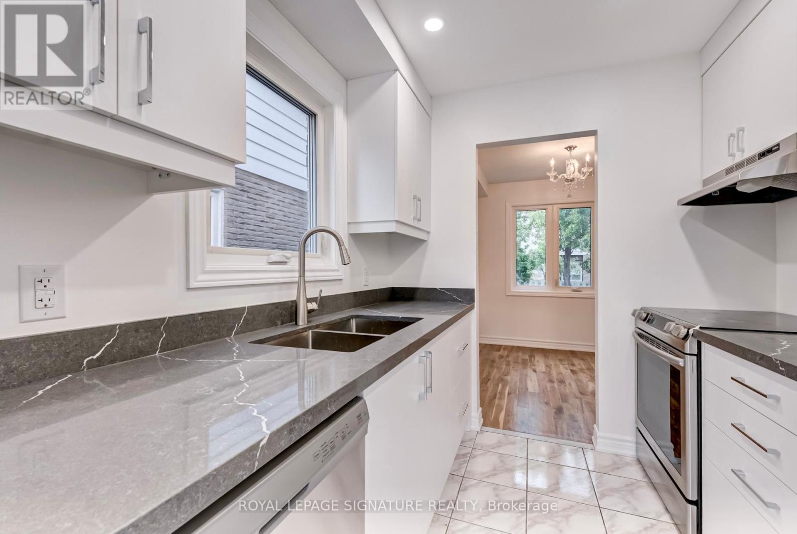 36 Denlow Drive, Brampton (Fletcher's West), Ontario  L6Y 2L4 - Photo 9 - W12385440