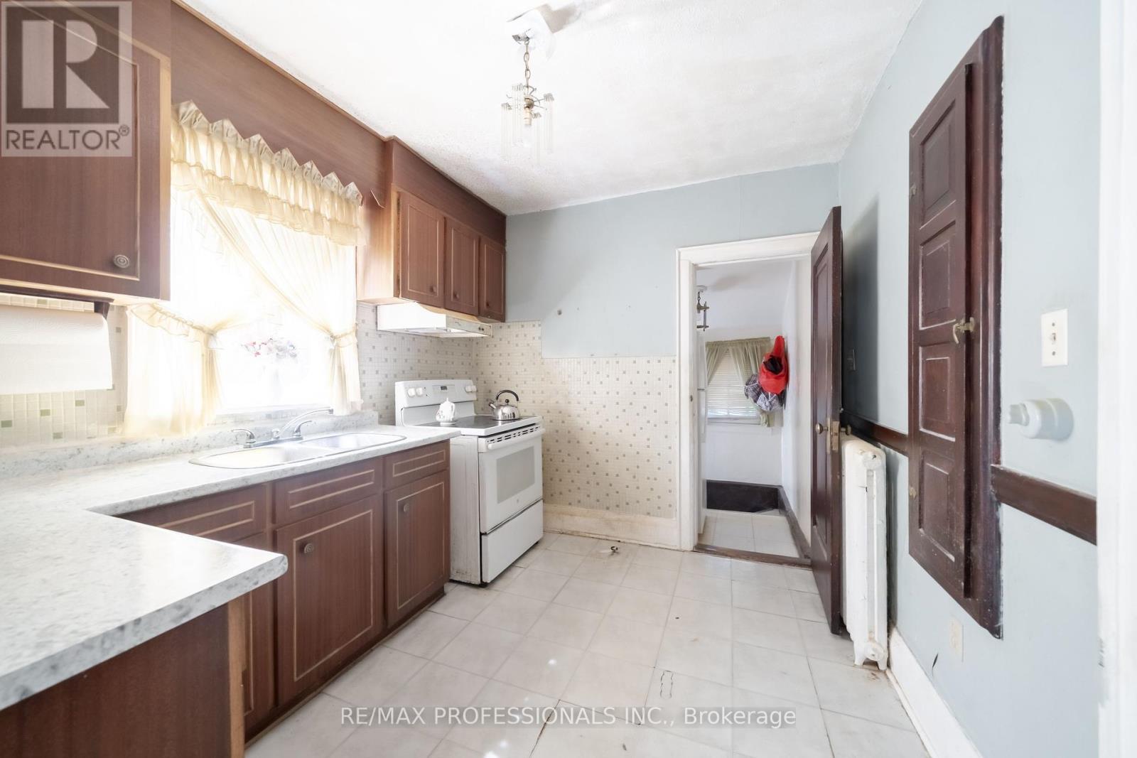 24 Queens Avenue, Toronto (Mimico), Ontario  M8V 2N1 - Photo 12 - W12385446