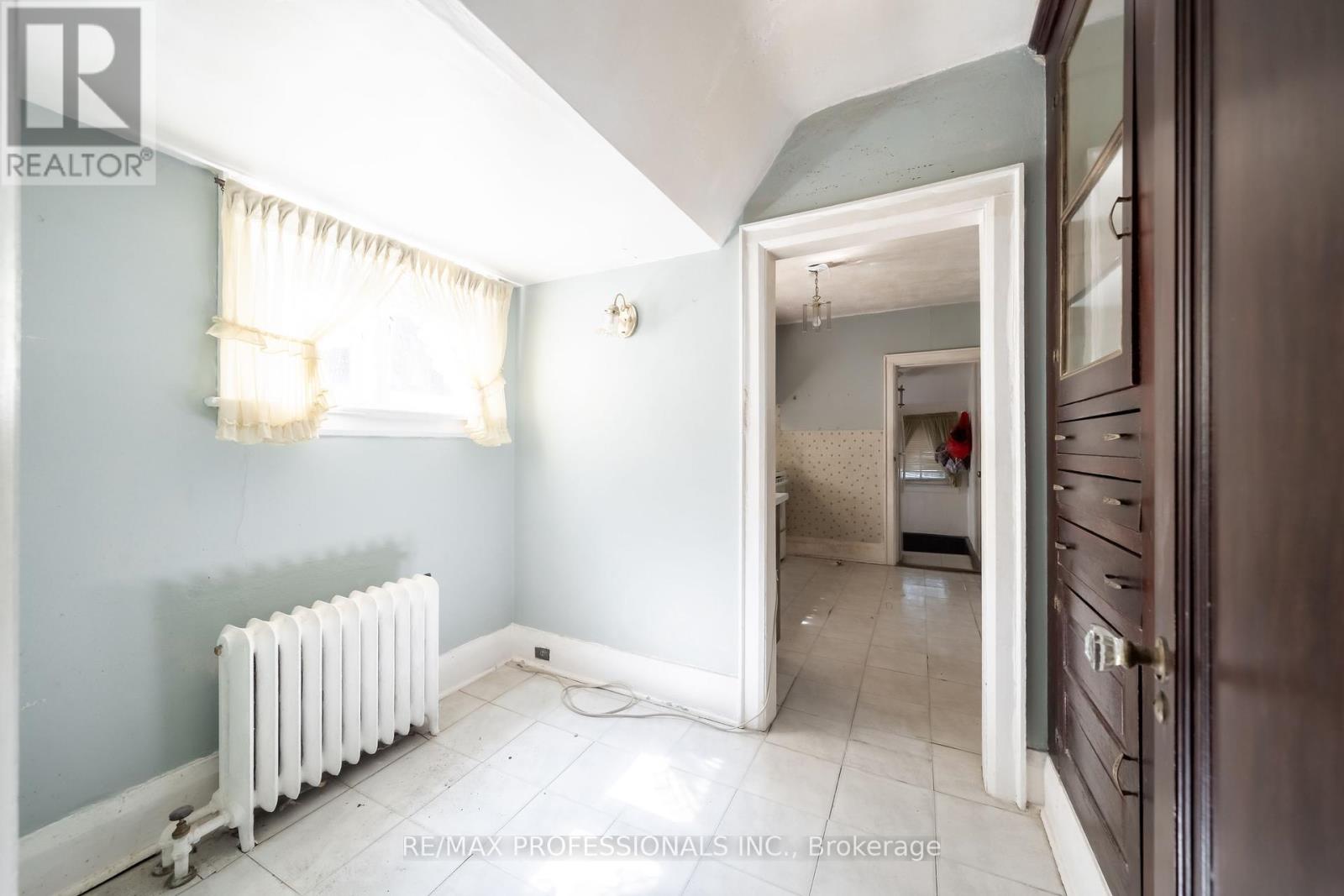 24 Queens Avenue, Toronto (Mimico), Ontario  M8V 2N1 - Photo 14 - W12385446