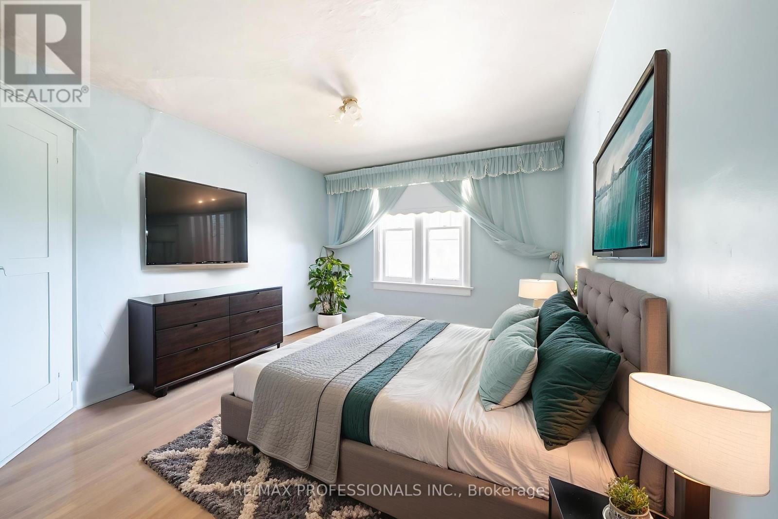 24 Queens Avenue, Toronto (Mimico), Ontario  M8V 2N1 - Photo 17 - W12385446