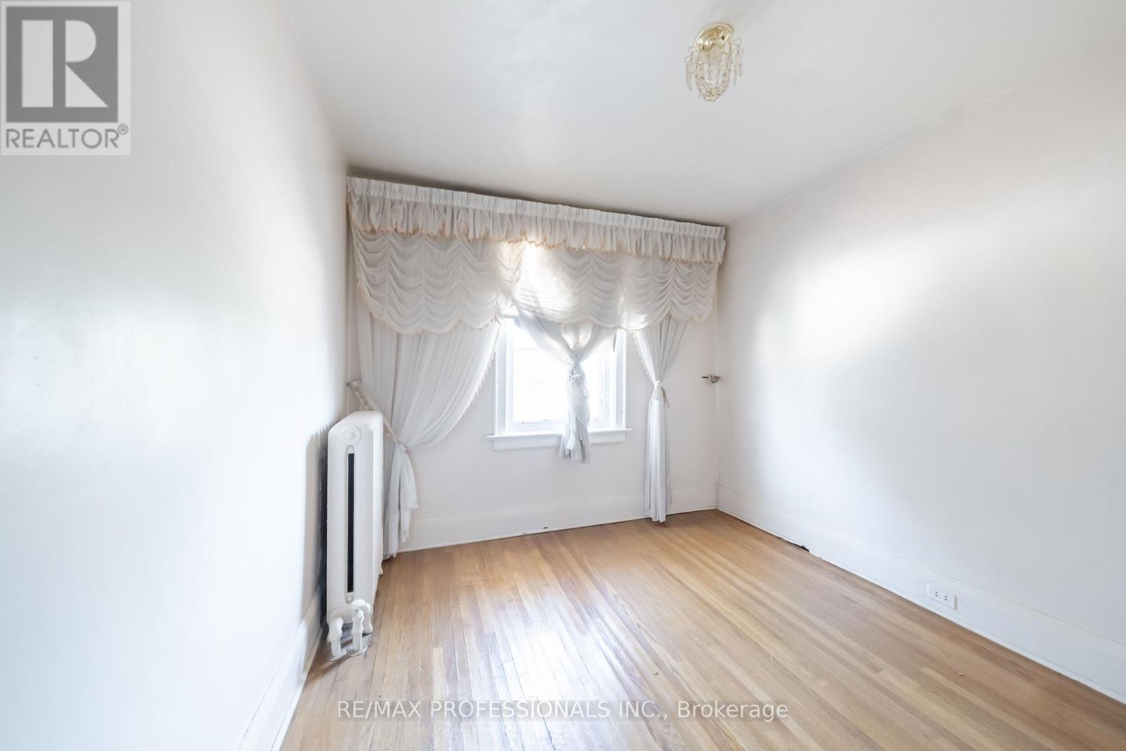 24 Queens Avenue, Toronto (Mimico), Ontario  M8V 2N1 - Photo 19 - W12385446