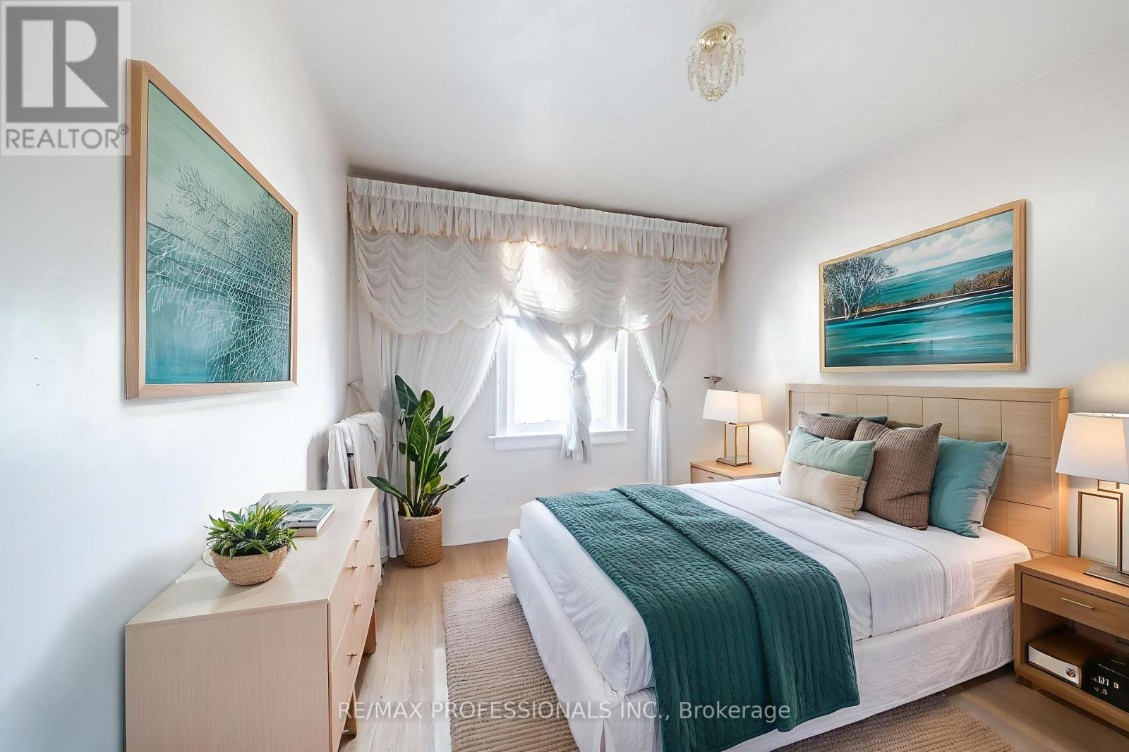 24 Queens Avenue, Toronto (Mimico), Ontario  M8V 2N1 - Photo 20 - W12385446