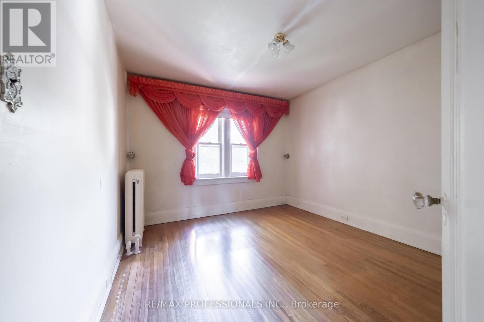 24 Queens Avenue, Toronto (Mimico), Ontario  M8V 2N1 - Photo 22 - W12385446