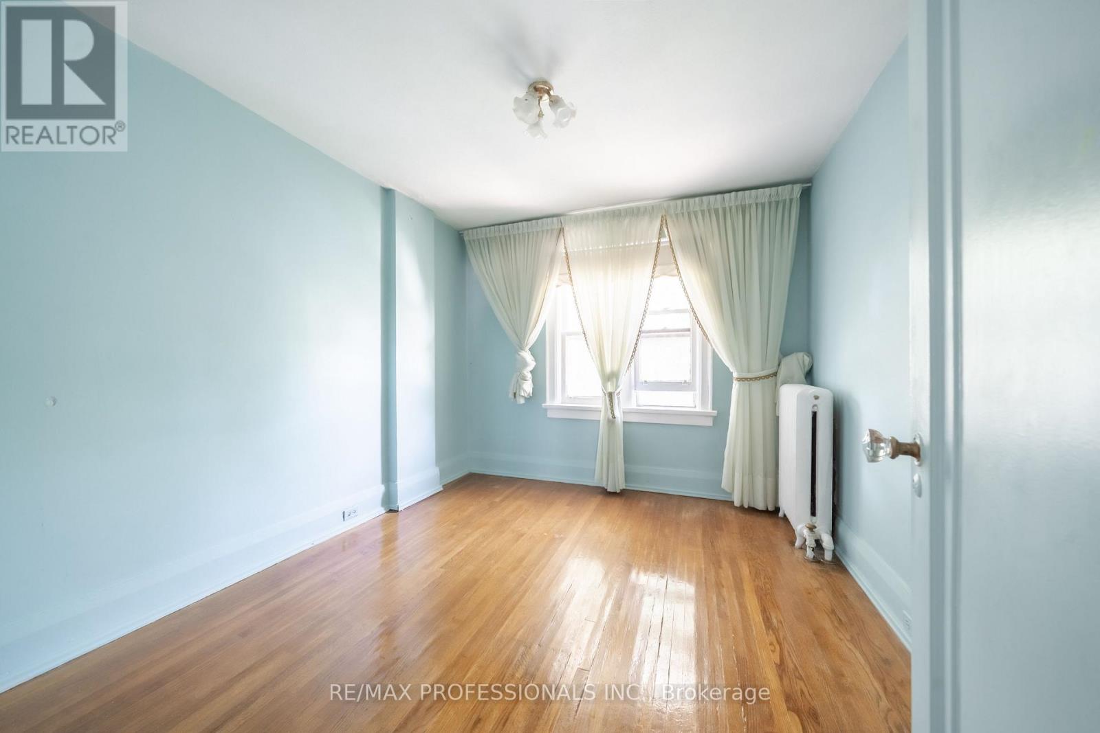 24 Queens Avenue, Toronto (Mimico), Ontario  M8V 2N1 - Photo 25 - W12385446