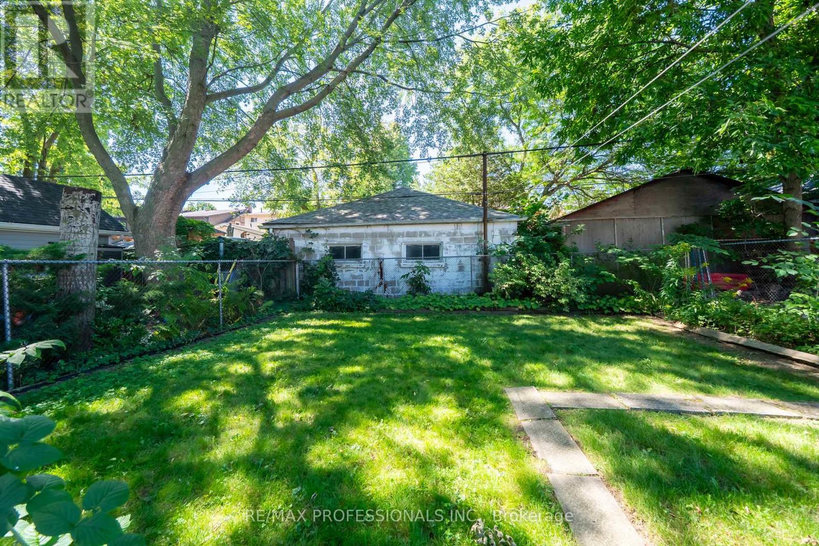 24 Queens Avenue, Toronto (Mimico), Ontario  M8V 2N1 - Photo 35 - W12385446