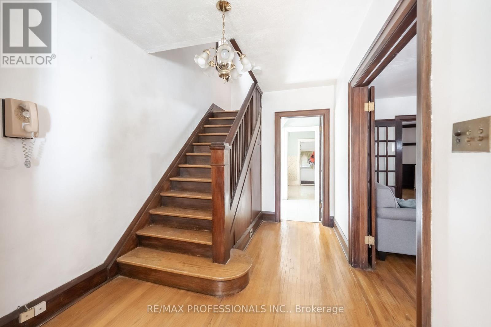 24 Queens Avenue, Toronto (Mimico), Ontario  M8V 2N1 - Photo 4 - W12385446