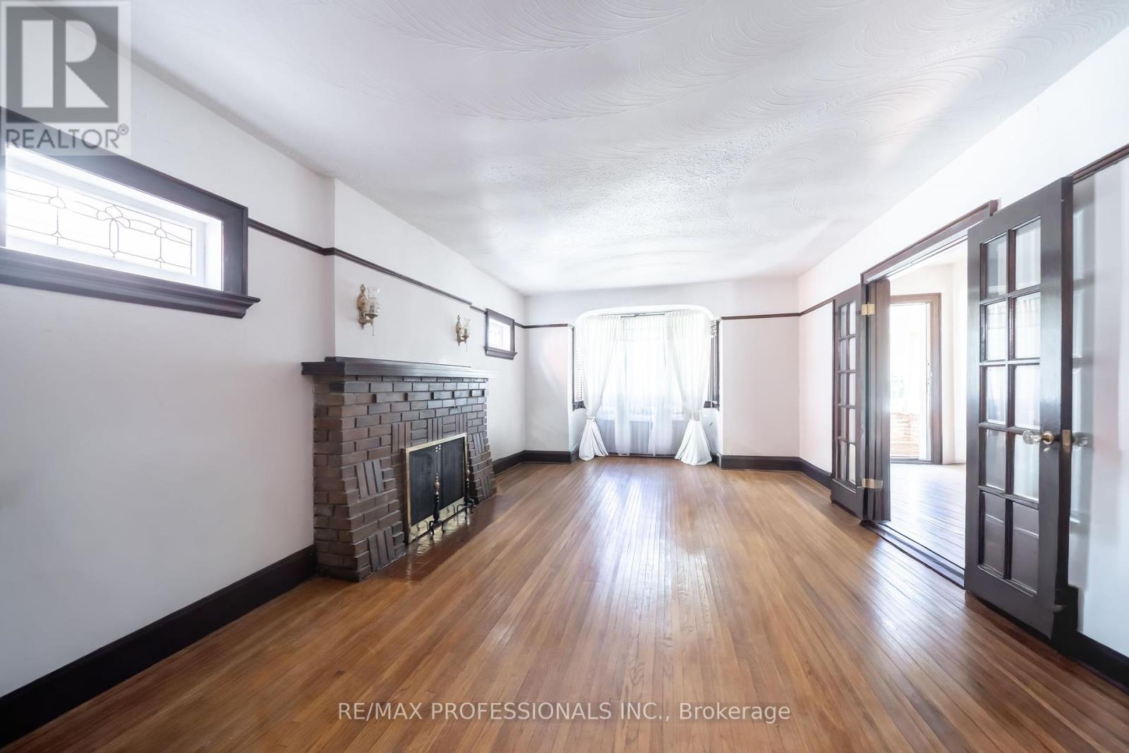 24 Queens Avenue, Toronto (Mimico), Ontario  M8V 2N1 - Photo 7 - W12385446