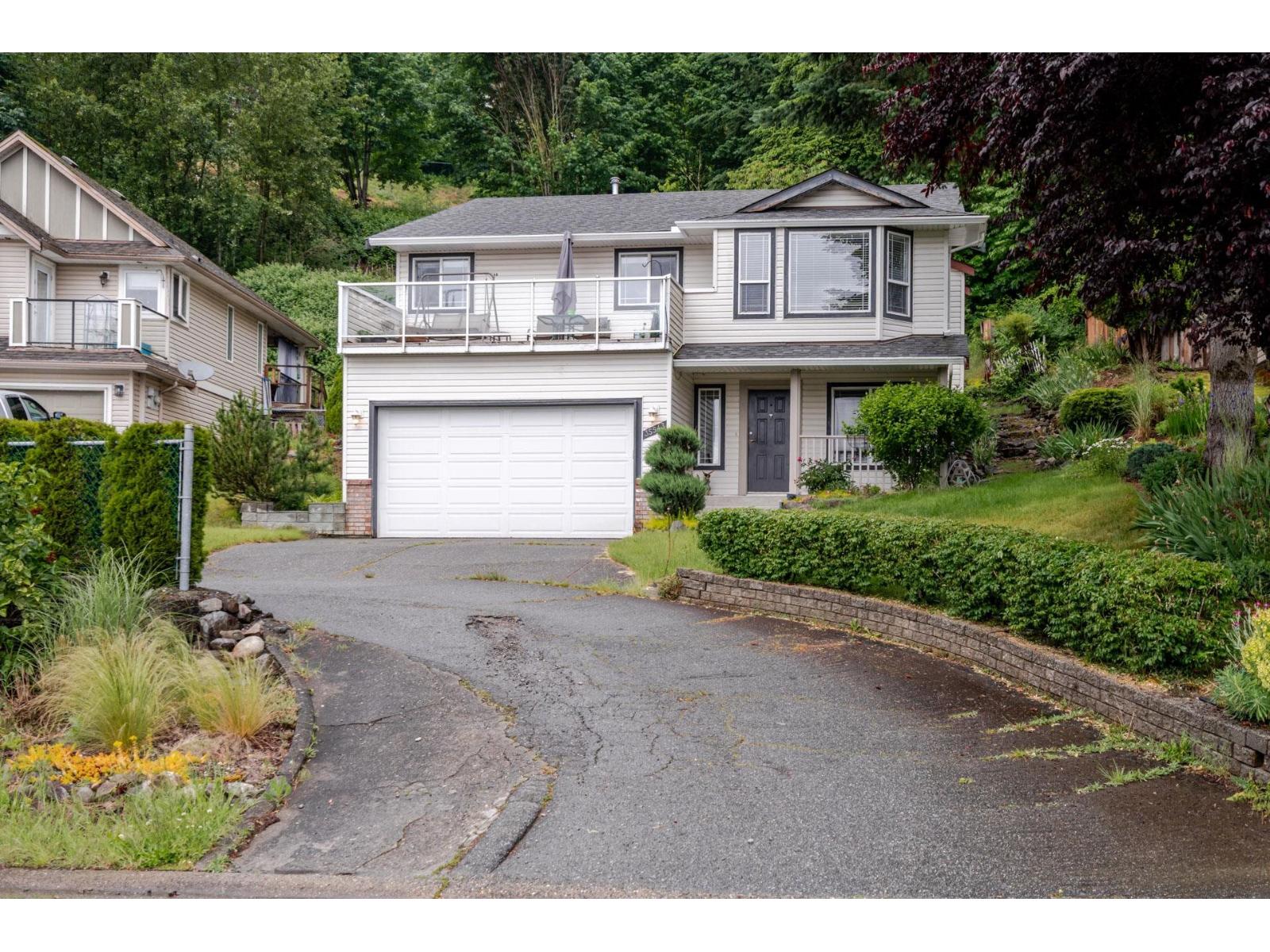 35543 Dina Place, Abbotsford, British Columbia  V3G 1L7 - Photo 2 - R3044074