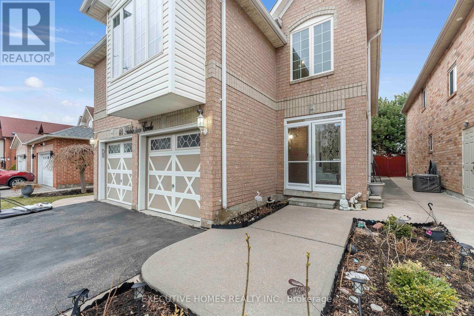 44 Pebblestone Circle, Brampton, Ontario  L6X 4N2 - Photo 2 - W12385482
