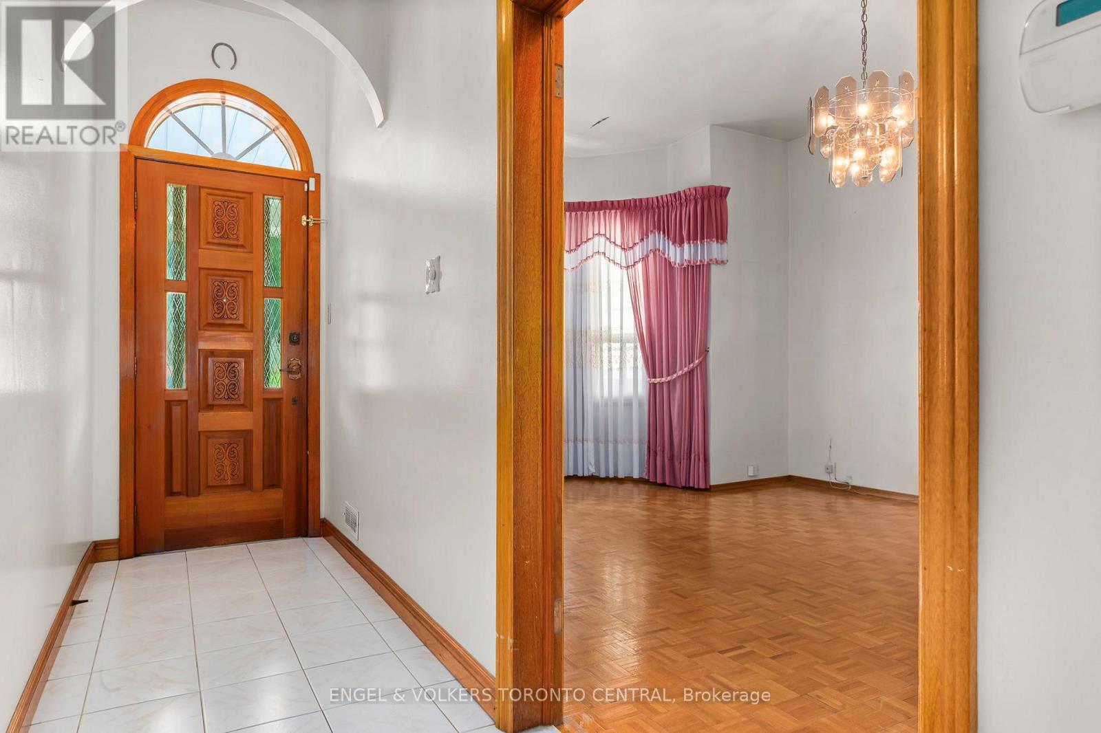 8 Brookfield Street, Toronto (Trinity-Bellwoods), Ontario  M6J 3A9 - Photo 4 - C12383650
